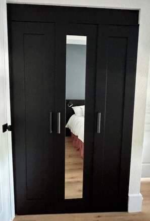 1 bedroom, in-room safe, iron/ironing board, free WiFi