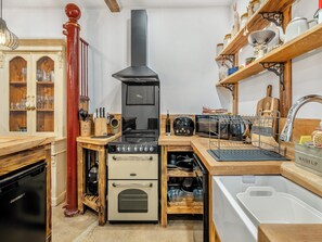 Lave-vaisselle, batterie de cuisine, vaisselle et ustensiles