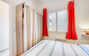 1 chambre, fer et planche Ă repasser