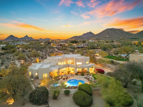 NEW Spacious 6-bedroom 5.5 Bath house in Scottsdale!