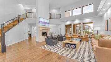 Smart TV, videogames, pebolim, mesa de pingue-pongue