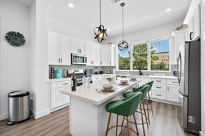 Réfrigérateur, micro-ondes, four, lave-vaisselle