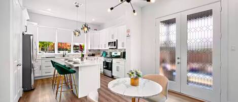 Kühlschrank, Mikrowelle, Ofen, Geschirrspüler