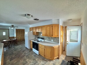 Fridge, microwave, oven, stovetop - Private Lakeside Escape on Devils Lake (Devils Lake)