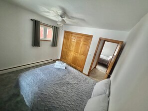 3 bedrooms, WiFi, bed sheets - Private Lakeside Escape on Devils Lake (Devils Lake)