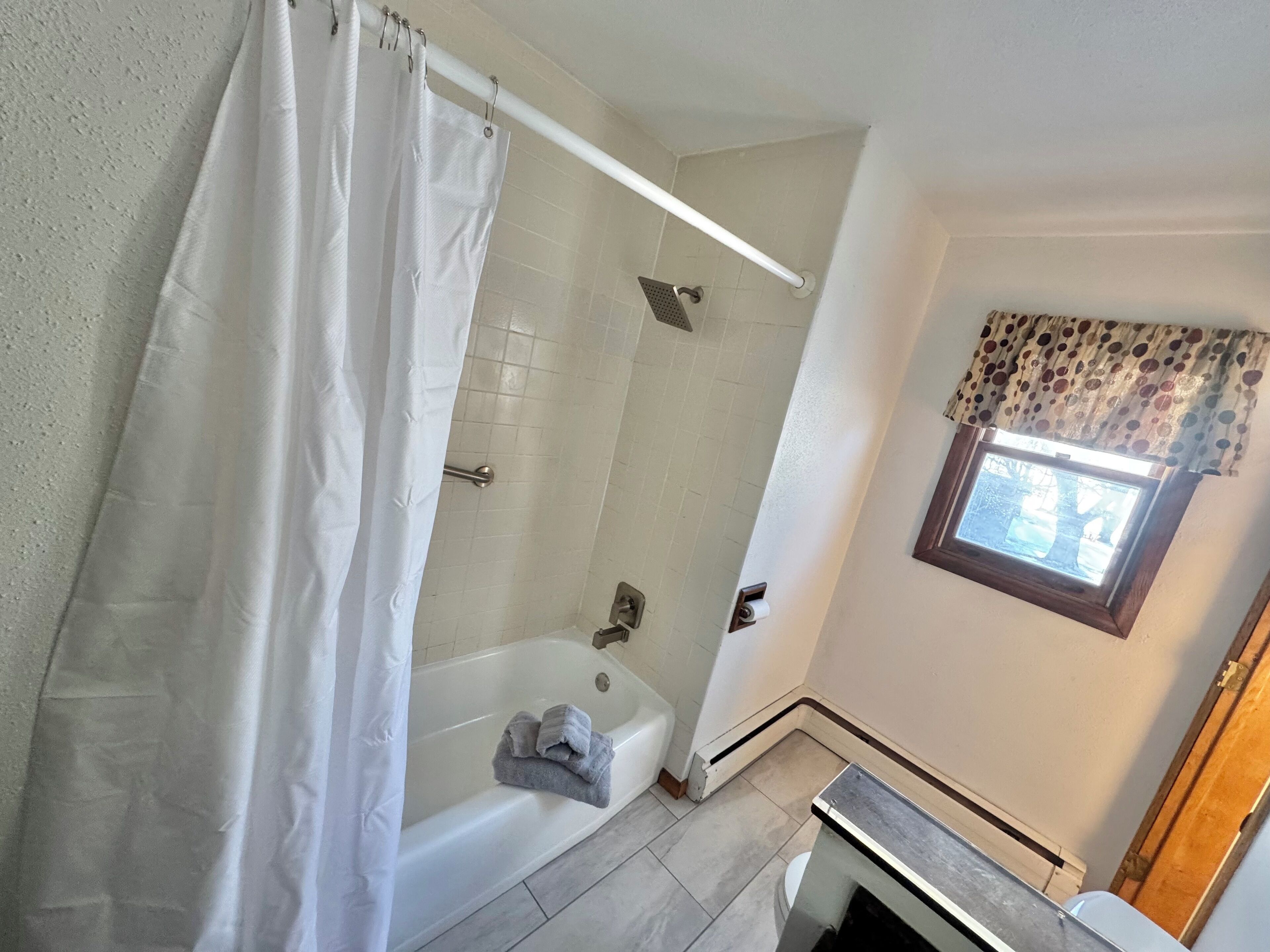 Serviettes fournies, papier toilette