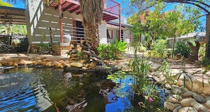 Secluded Self Gatering Garden Cottage with own private entrance and yard