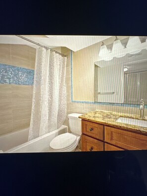 Shower, hair dryer, towels, soap - A tranquil Oasis in the heart of Naples, your ideal home away from home (Naples)