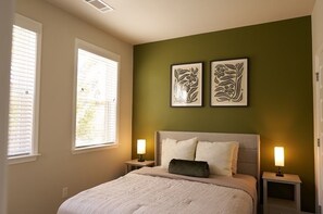 3 habitaciones, tabla de planchar con plancha, wifi y ropa de cama 