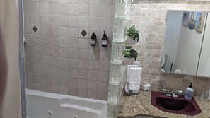 Hiustenkuivaaja, pyyhkeet, saippua, vessapaperi