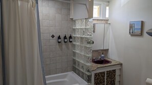 ヘアドライヤー、タオル、石鹸、トイレットペーパー