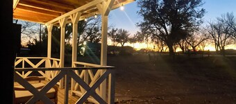 Tiny Home ~ Mountains and City nearby!