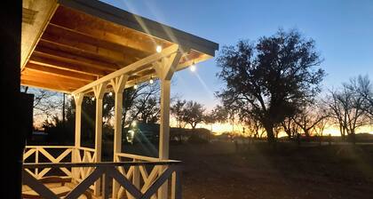 Tiny Home ~ Mountains and City nearby!