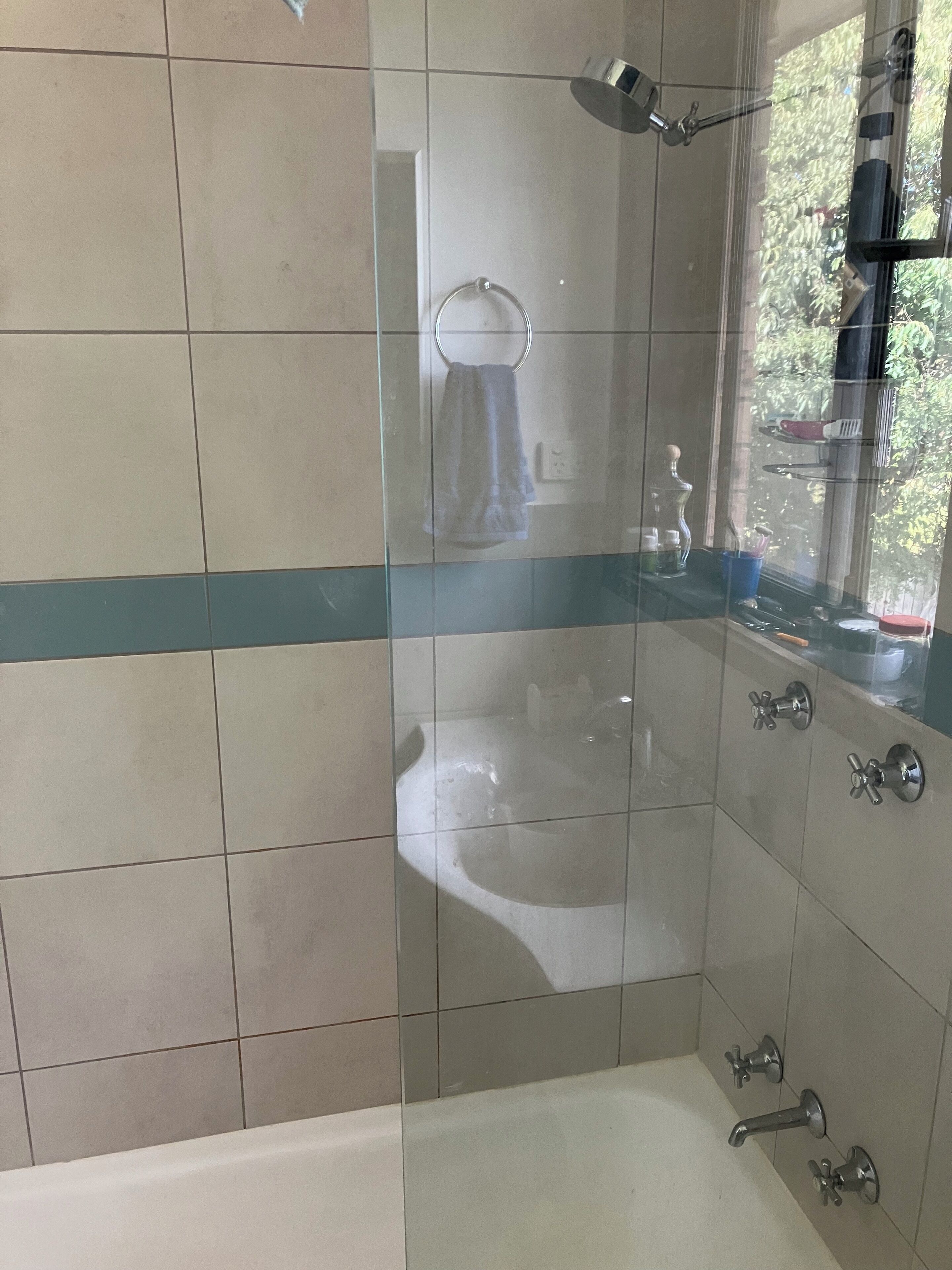 Asciugacapelli, asciugamani, sapone, carta igienica