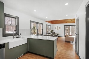Fridge, microwave, oven, stovetop - Cozy 4-Bedroom Modern Mountaintop Retreat in Jewett (Jewett)