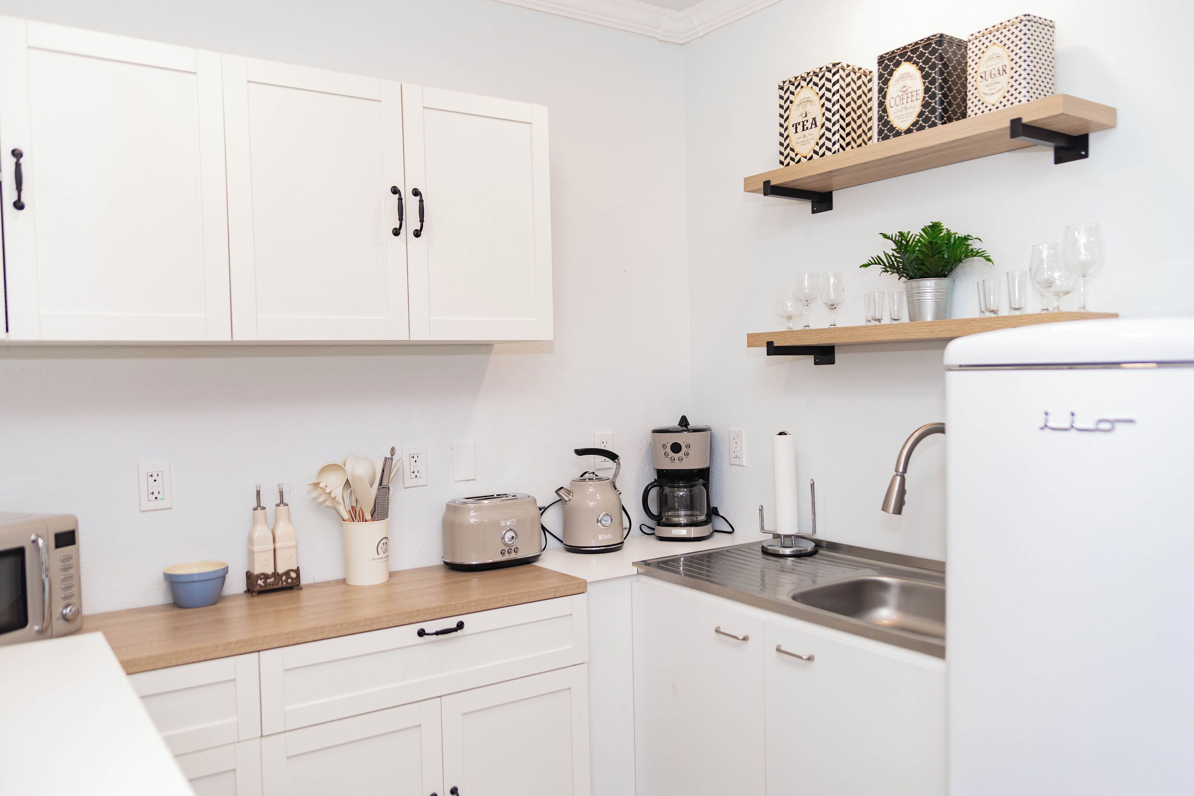 Microondas, parrilla de estufa, cafetera y tetera y tetera eléctrica 