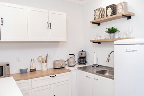 Mikrowelle, Herdplatte, Wasserkocher mit Kaffee-/Teezubehör