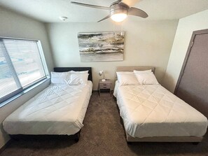 1 dormitorio, escritorio, tabla de planchar con plancha y wifi