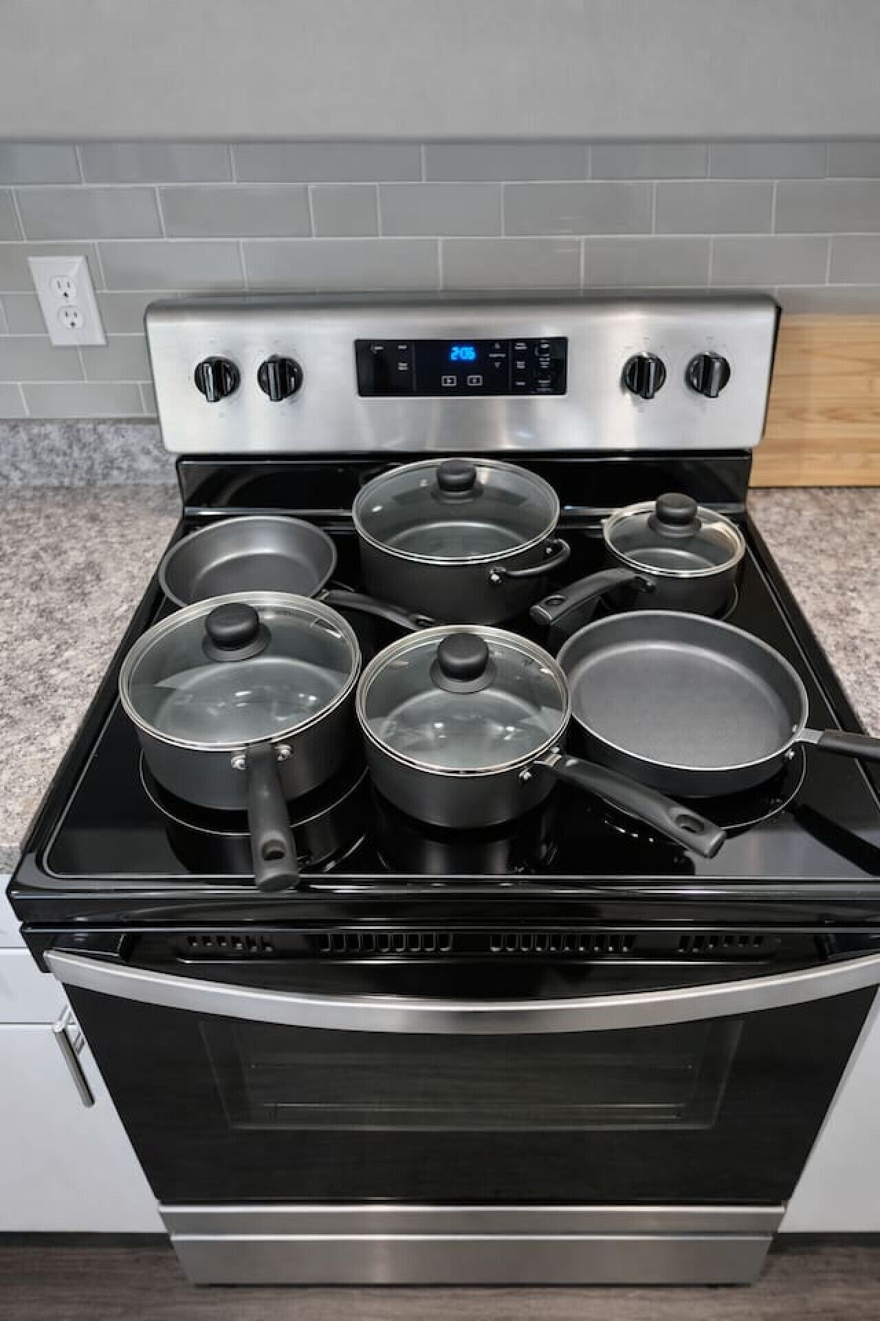 Réfrigérateur, four à micro-ondes, un four, surface de cuisson