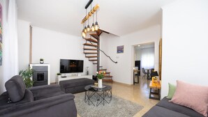 TV - Amazing home in Lucane (Lucane)