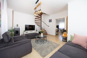 TV - 3 bedroom nice home in Lucane (Lucane)