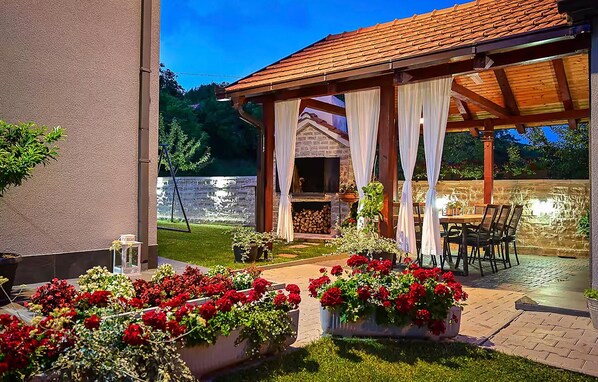 Outdoor dining - 3 bedroom nice home in Lucane (Lucane)