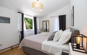 3 bedrooms, free WiFi, bed sheets - 3 bedroom nice home in Lucane (Lucane)