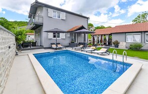 Pool - 3 bedroom nice home in Lucane (Lucane)