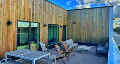 Bright and Modern Oasis – Your Home Away From Home!