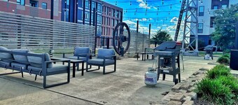Bright and Modern Oasis – Your Home Away From Home!