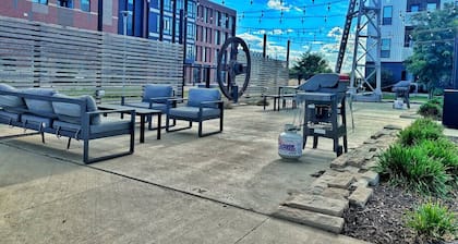 Bright and Modern Oasis – Your Home Away From Home!