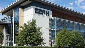 Un edificio moderno con un cartel de la Universidad de Hertfordshire.
