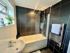Hair dryer, towels - 3BR | Contractors | Parking, Garden (Saffron Walden)