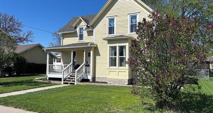 Charming Canton Getaway: 25 mins from Sioux Falls!