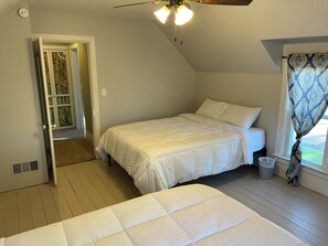 3 bedrooms, iron/ironing board, WiFi, bed sheets