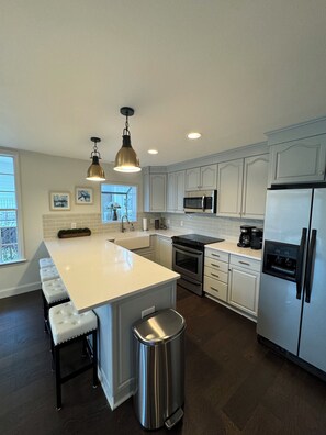 Réfrigérateur, micro-ondes, four, lave-vaisselle