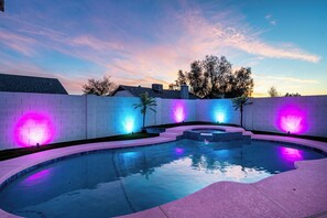 Una piscina al aire libre, una piscina climatizada