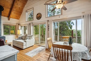 Smart TV, fireplace, books, stereo