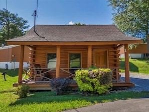 Exterior - Gateway Cabin Retreat | King Bed + Loft for 4 (Pigeon Forge)