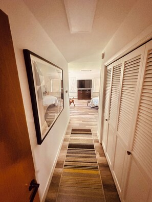 2 bedrooms, iron/ironing board, WiFi, bed sheets - Beautiful, relaxing lake home. (Oshkosh)