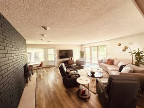 Smart TV - Beautiful, relaxing lake home. (Oshkosh)