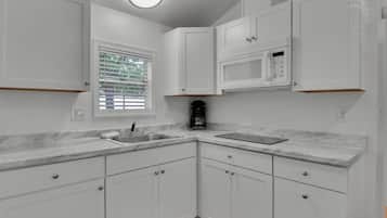 Een koelkast, een magnetron, een kookplaat