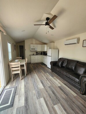 TV - Pet-Friendly Studio Cottage in Pigeon Forge (Pigeon Forge)