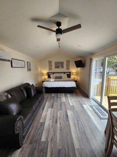 Pet-Friendly Studio Cottage in Pigeon Forge