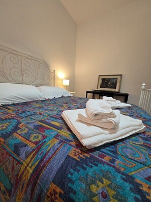2 bedrooms, iron/ironing board, WiFi, bed sheets - "Libiam nè lieti calici" dwells at the foot of the Torrazzo dedicated to music.  (Cremona)