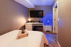 2 bedrooms, desk, iron/ironing board, travel crib