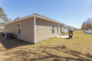 Exterior - Charming 3-bedroom cottage with WiFi, AC in lovely Ocean Isle Beach (Ocean Isle Beach)
