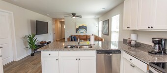 Charming 3-bedroom cottage with WiFi, AC in lovely Ocean Isle Beach