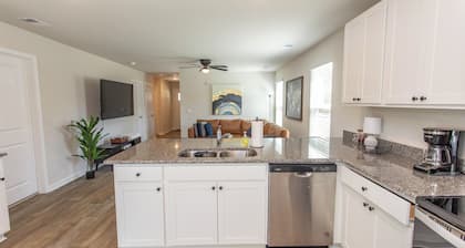 Charming 3-bedroom cottage with WiFi, AC in lovely Ocean Isle Beach