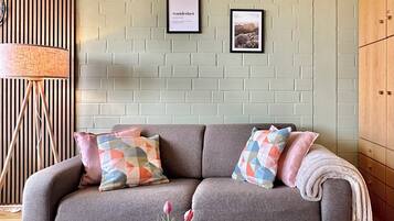 Smart TV, books, stereo